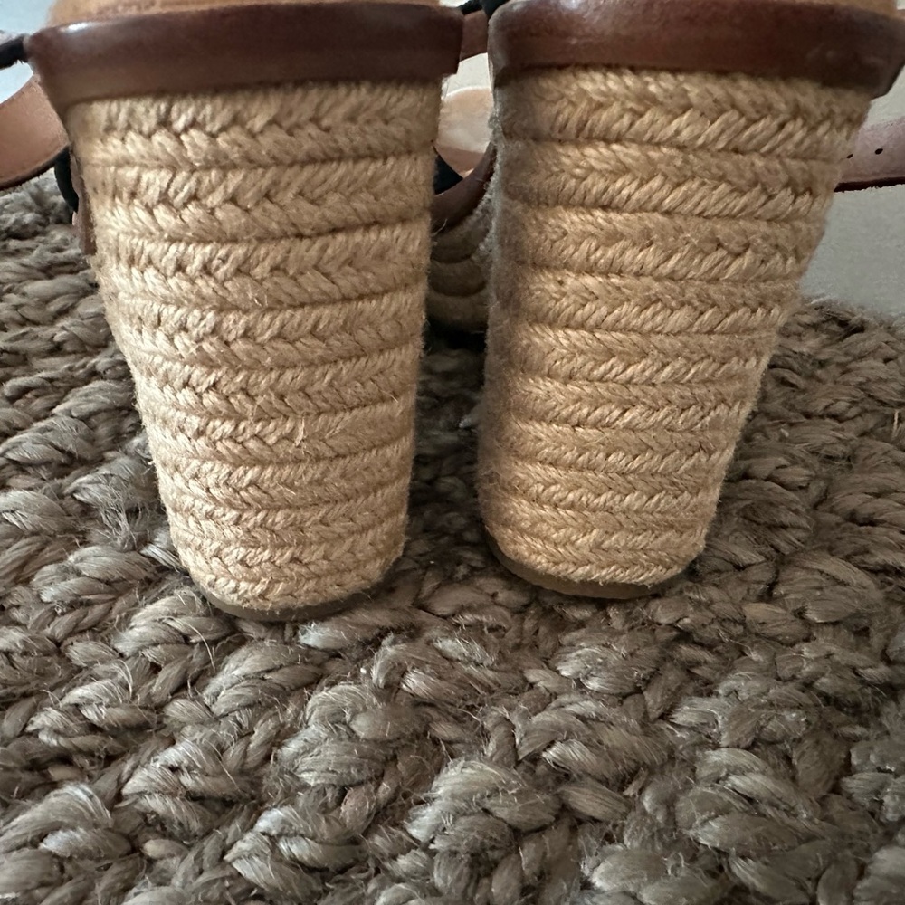 Unique Fabulous Ugg Sandals $98 - 30% off - Picture 3 of 6